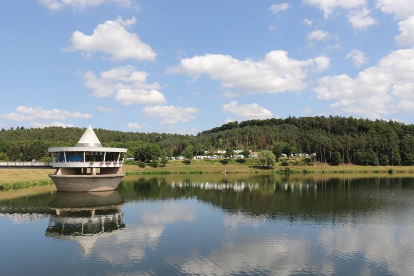 Blick vom Twistesee auf Reisemobilhafen