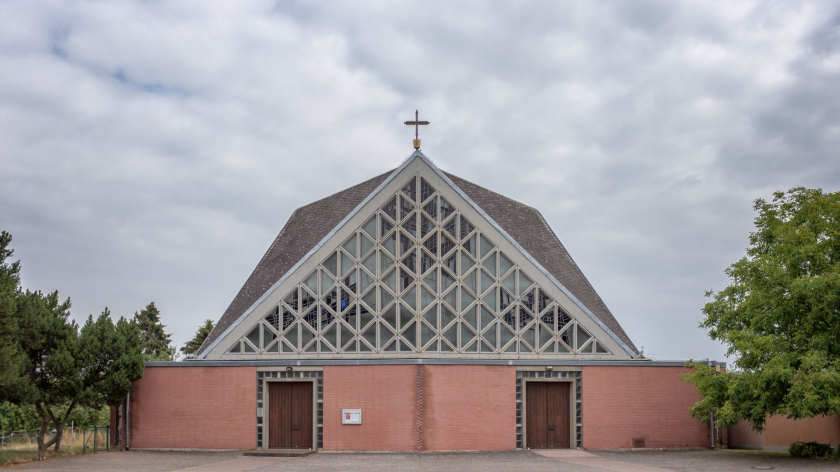 Außenansicht der katholischen Kirche St. Peter und Paul in Mengeringhausen