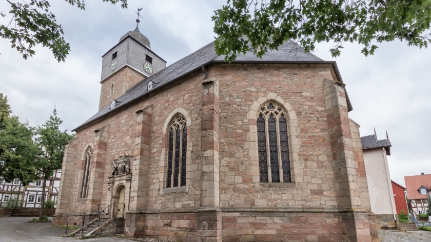 Außenansicht der evangelischen Kirche in Helsen