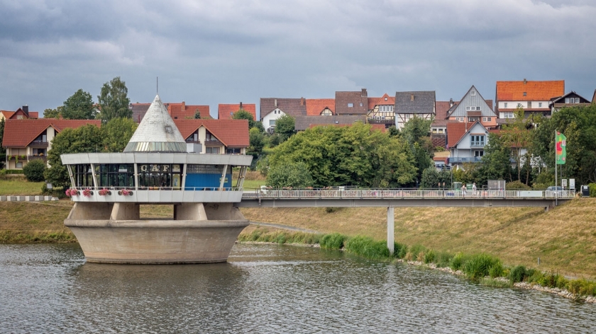 Twistesee mit Café im See und Wetterburg im Hintergrund